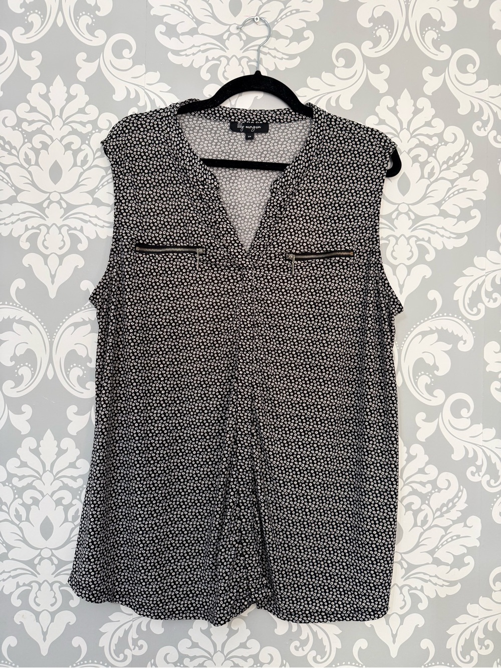 💫4/$25 • Lily Morgan Black & White Printed Sleeveless V-Neck Top